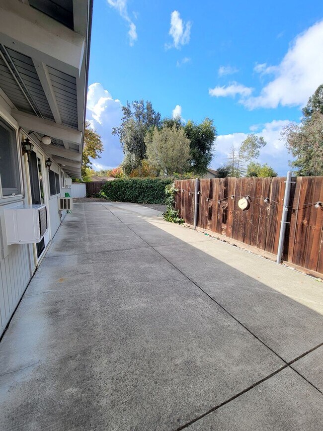 Building Photo - 3 Bedroom 2 Bath Home For Lease In Concord!