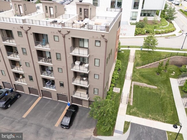 Building Photo - 1001 Lakeview Ct