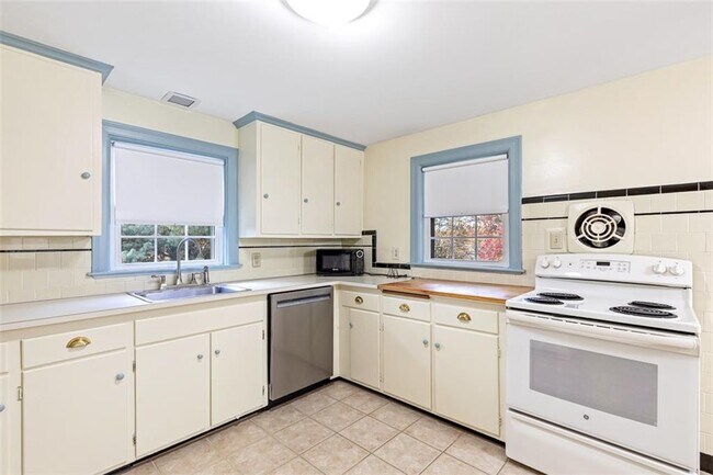 Building Photo - 6 Chase Ln