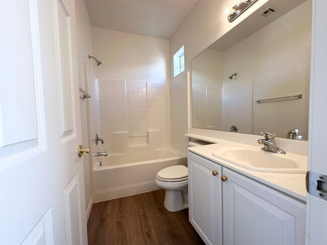 Building Photo - 4684 Riva De Romanza St