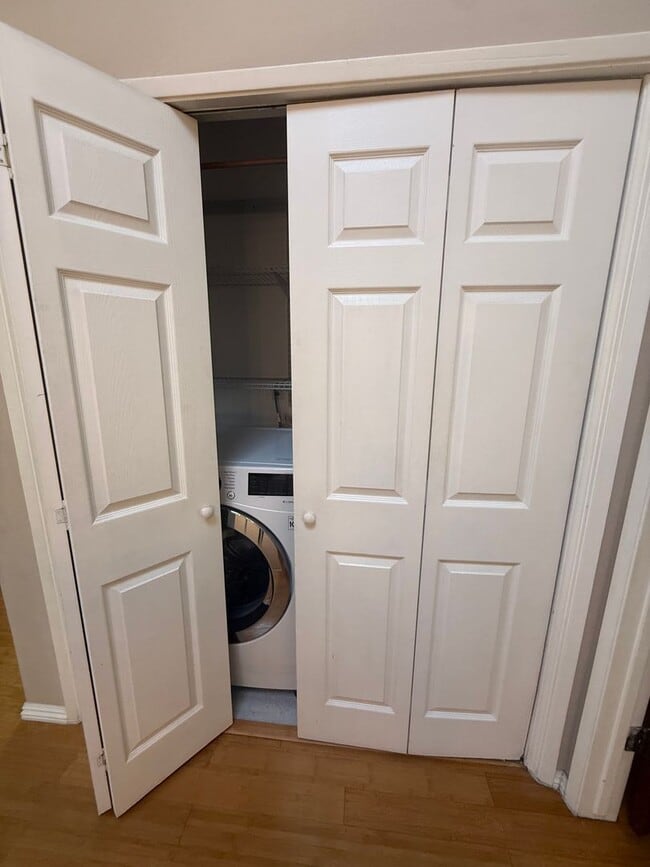 Building Photo - Turnkey End-Unit Townhome with Vaulted Ceilings & Garage