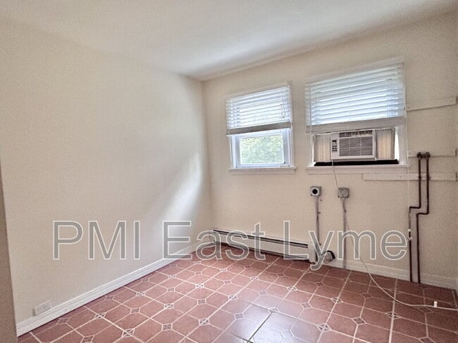 Building Photo - 22 Whitewood St