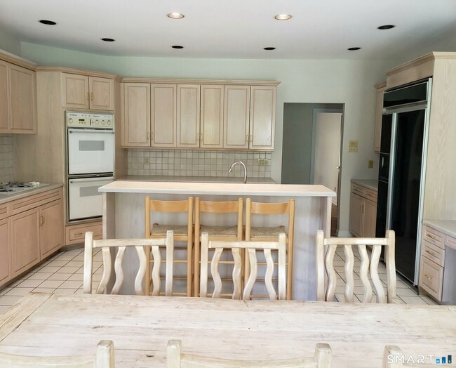 Building Photo - 27 Kings Hwy N