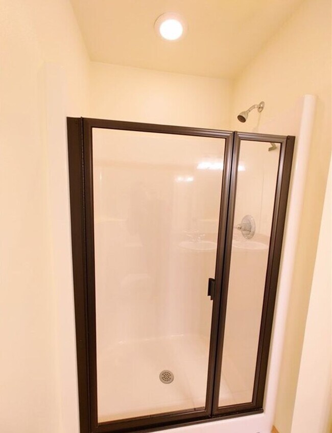 Building Photo - Spacious 3 Bedroom 2.5 Bath Condo Located in Cle Elum!