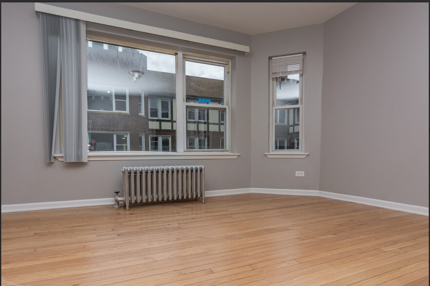 Building Photo - 1141 E 79th Pl