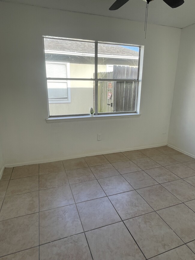 Building Photo - Farley Drive Unit B