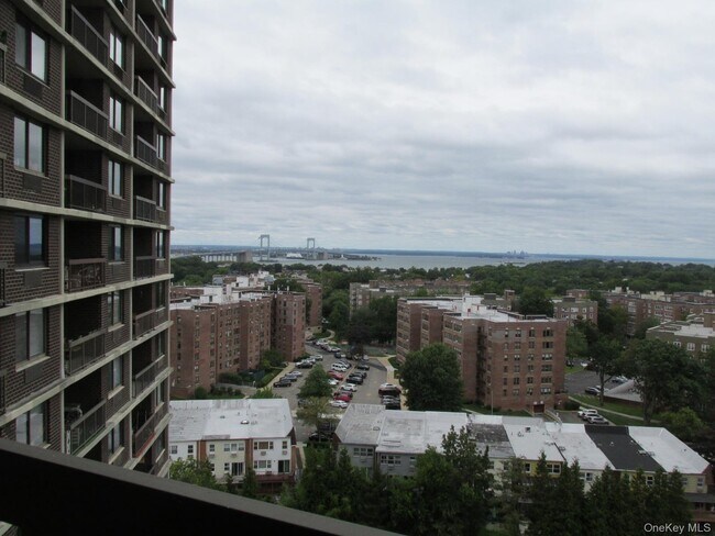 Building Photo - 1 Bay Club Dr