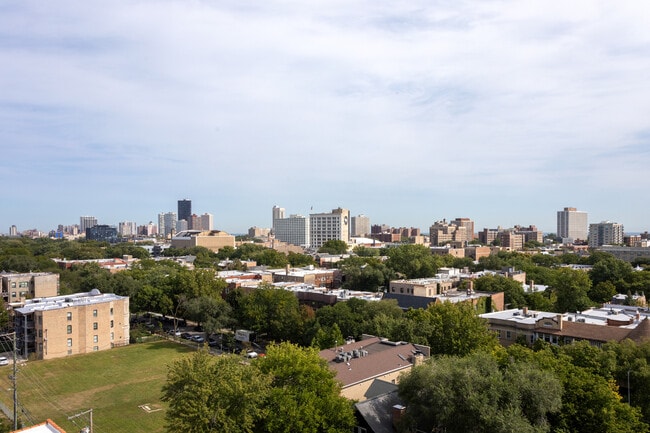 Building Photo - 1325 W Wilson Ave