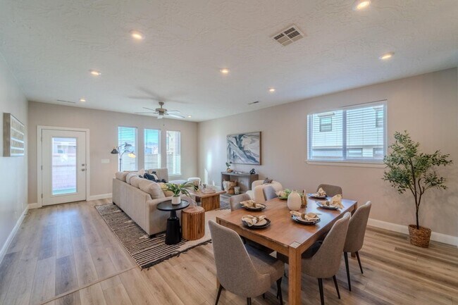 Building Photo - Beautiful 3 bed 2 bath Desert Color Home! ...
