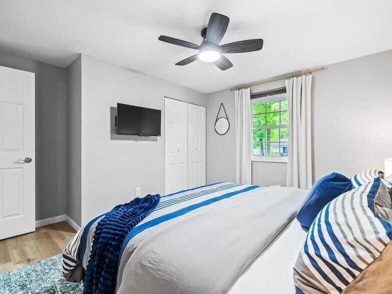 Building Photo - 5012 Hollyview Dr