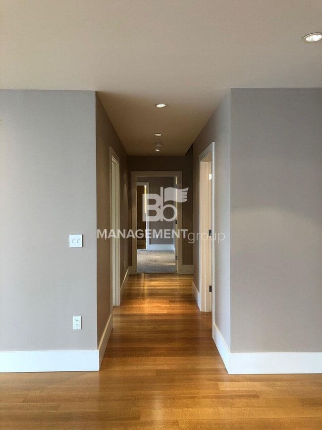 Building Photo - The Metropolitan, Pearl District's only 3b...