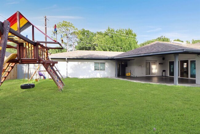 Building Photo - 5602 Sylmar Rd