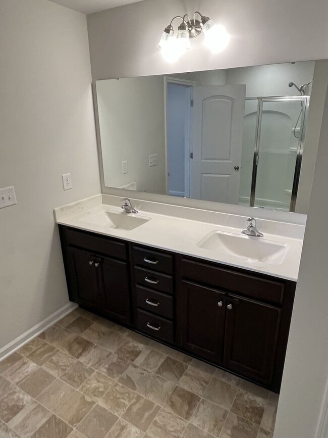 Building Photo - Spacious 5 Bed home in East Charlotte