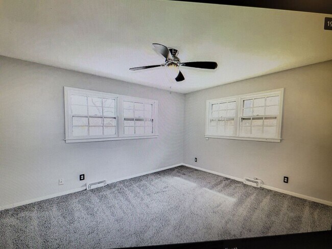 Building Photo - 3 Bed  2 1/2 Bath