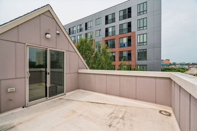 Building Photo - 2228 Summer St