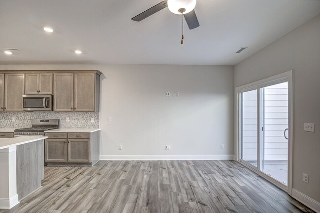 Building Photo - Updated Townhome with 1 Car Garage - close to Southpoint!