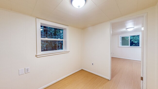 Building Photo - Cozy two bedroom one bath with large stora...