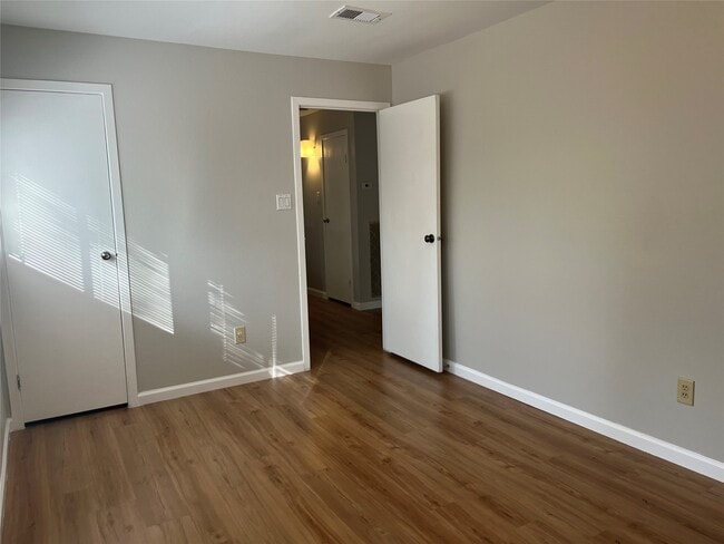 Building Photo - 65 Yewleaf Rd