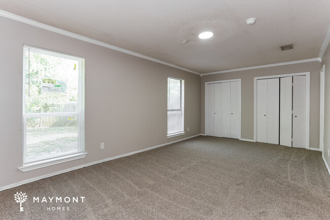 Building Photo - 6741 S Creek Dr