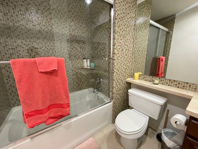 Tub and shower - 637 S Fairfax Ave