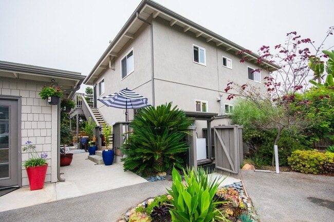 Building Photo - Amazing 2 Bedroom Only a Block from the Be...
