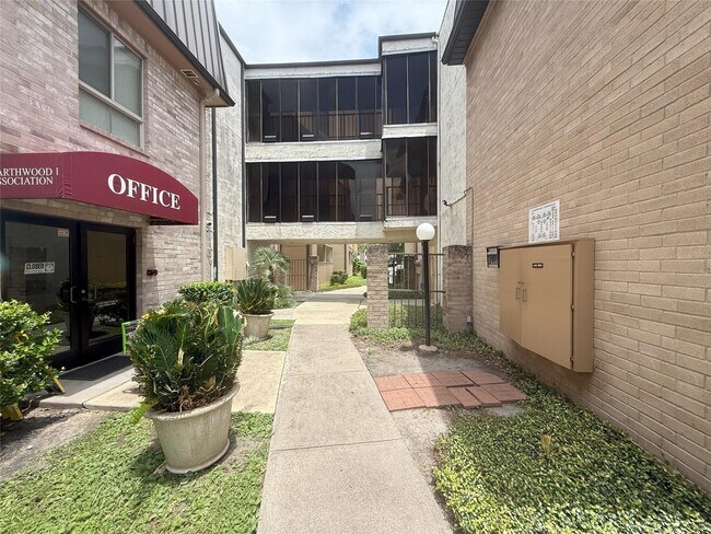 Building Photo - 8415 Hearth Dr