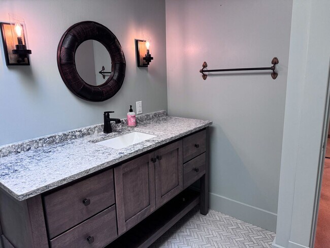 Building Photo - Historical Duplex - Spacious 3 Bedroom, 2.5 Bath Duplex with fenced in private patio.