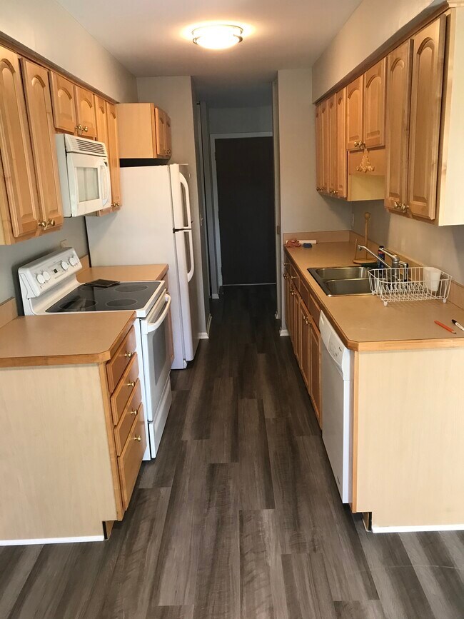 KITCHEN - 725 W Huntington Commons Rd