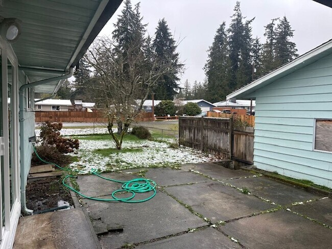 Building Photo - Lightly Updated 4 Bed Everett Home w/ Large Detached Garage/Workshop!