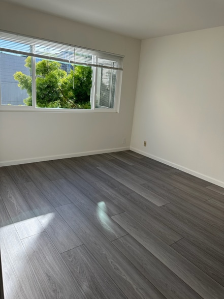 Building Photo - 565 8th Ave