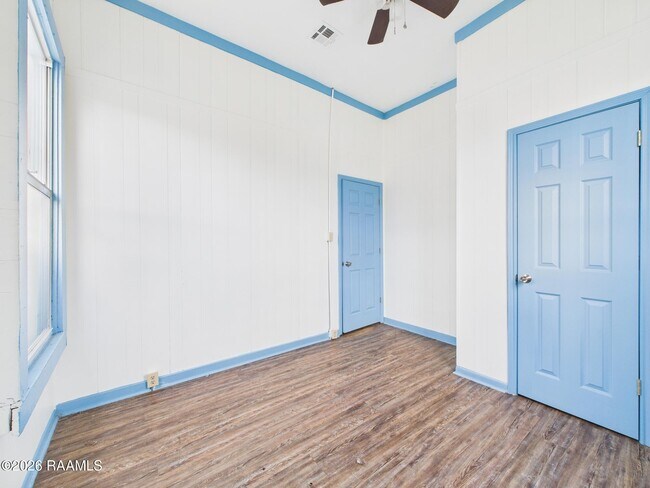 Building Photo - 405 E Convent St