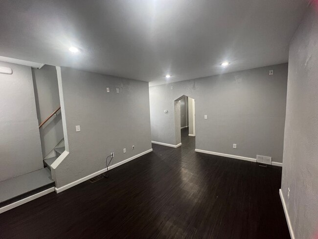 Building Photo - Beautiful 4 Bedroom/ 2 Bath with private c...
