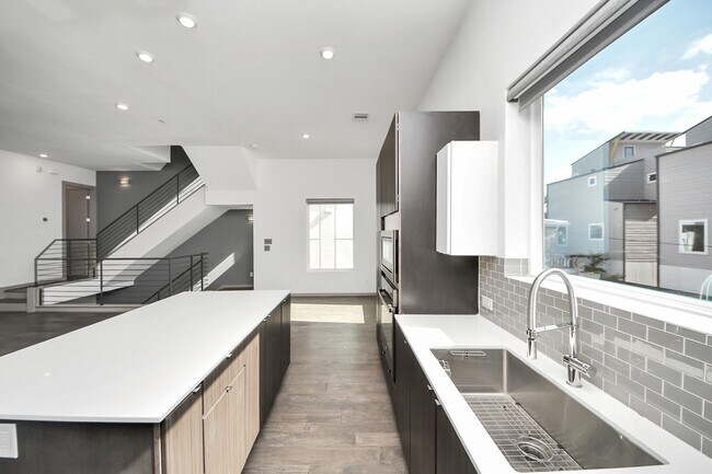 Building Photo - 2302 Johnson St