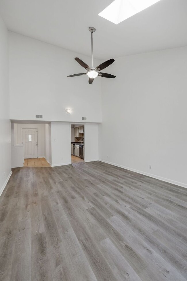 Building Photo - Available Now! Franklin End Unit Townhouse...