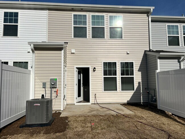 Building Photo - Like-New 3BR Townhome in Spring Village | Garage | Minutes to Downtown Angier