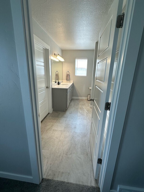 Building Photo - 2215 W Bluebird Dr