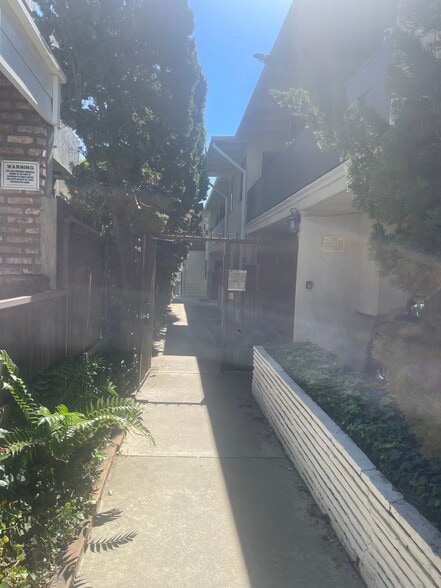 Building Photo - 11842 Goshen Ave