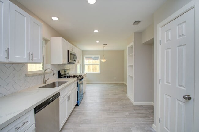 Building Photo - 7902 La Roche Ln