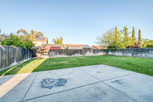 Building Photo - Clean and neat 4 bedroom, 2 bathroom single story in the Fancher Creek area 93727