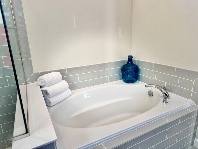 Building Photo - Fully Furnished SEASONAL Lakeside Rental Home & Dog Friendly!