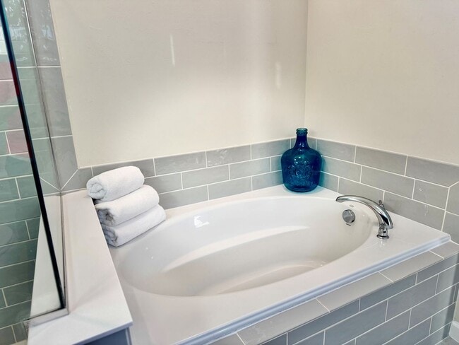 Building Photo - SEASONAL Lakeside Rental Home In Resort-Style Community