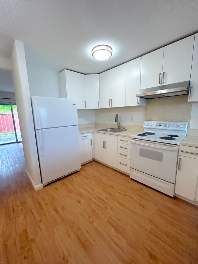 Building Photo - Completely Renovated Split-Level Nob Hill ...