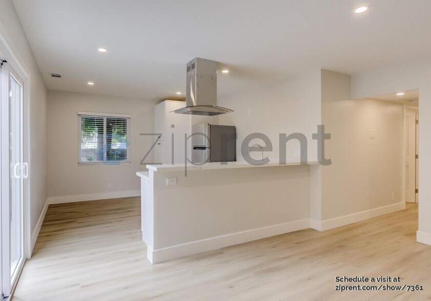 Building Photo - Unit D