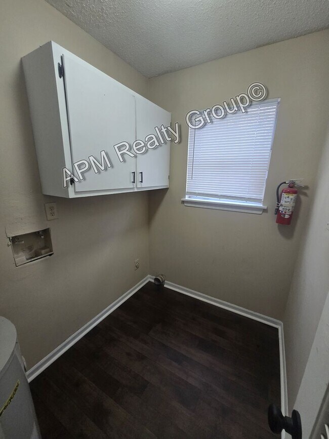 Building Photo - Recently renovated 2 bedroom 1.5 bath duplex