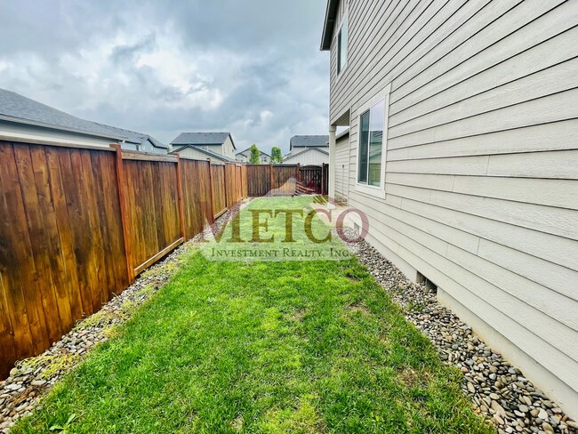 Building Photo - Beautiful Coburg 3 Bed / 2.5 Bath Crafstma...