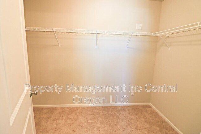 Building Photo - 61581 SE Lorenzo Dr