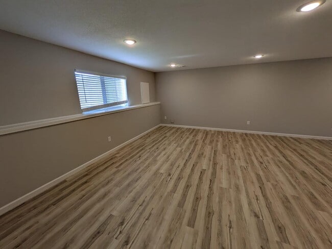 Building Photo - 9201 E Fox Pt Ct