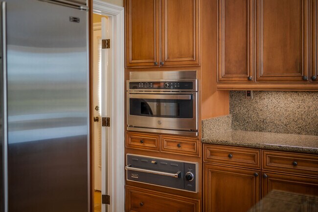 Entertain in this professional chefs kitchen with Sub-Zero and Viking adjacent to the great room. - 2850 Bronzino Ct