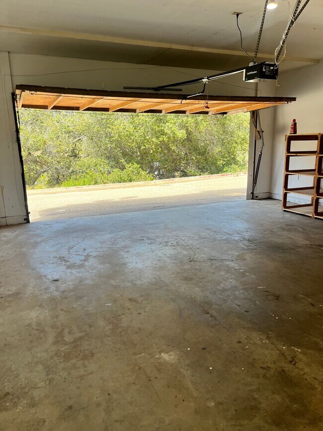 Building Photo - 2 bedroom, 1 bath condo with garage