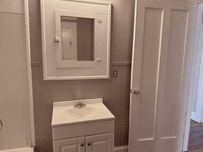 Building Photo - 1710 Monroe St